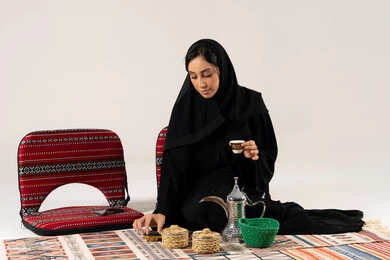 امرأة سعودية مع القهوة العربية وجلسة تراثية