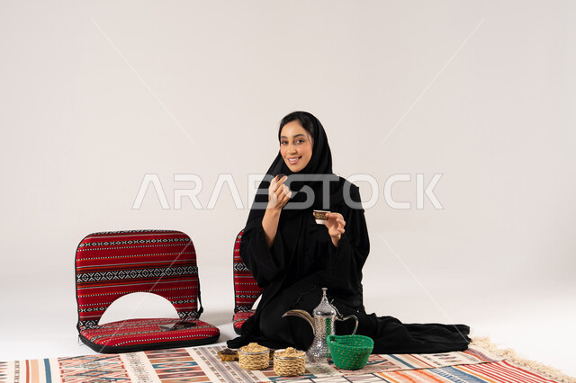 امرأة سعودية مع القهوة العربية والتمور