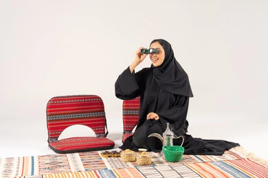 امرأة سعودية بالعباءة تستخدم المنظار مع القهوة امرأة سعودية بالعباءة تستخدم المنظار مع القهوة