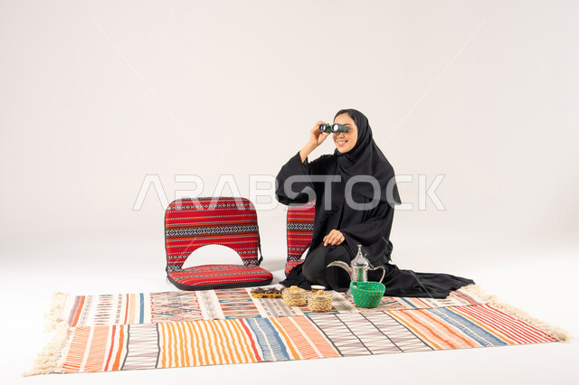 امرأة سعودية تستخدم المنظار في جلسة تراثية