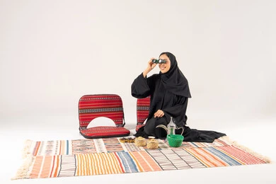 امرأة سعودية تستخدم المنظار في جلسة تراثية