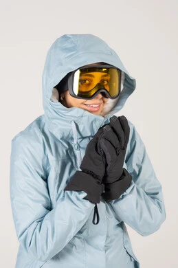 امرأة ترتدي سترة تزلج شتوية ونظارات