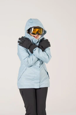 امرأة عربية بملابس التزلج تشعر بالبرد في استوديو