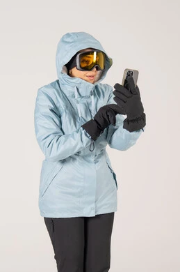 امرأة عربية بملابس التزلج تستخدم الجوال خلفية بيضاء