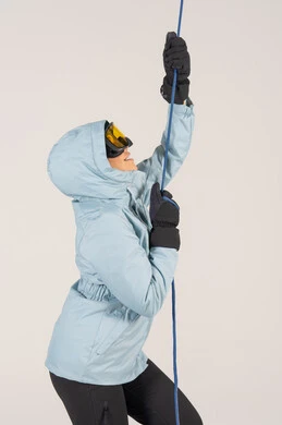 امرأة عربية بملابس التزلج الشتوية تتسلق الحبل