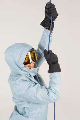 شخص ببدلة تزلج زرقاء مع حبل تسلق