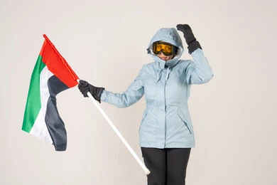 امرأة إماراتية تحمل علم الإمارات بملابس التزلج امرأة إماراتية تحمل علم الإمارات بملابس التزلج