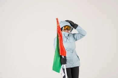 امرأة إماراتية بملابس التزلج تحمل علم الإمارات