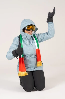 امرأة إماراتية بزي التزلج مع وشاح علم الإمارات