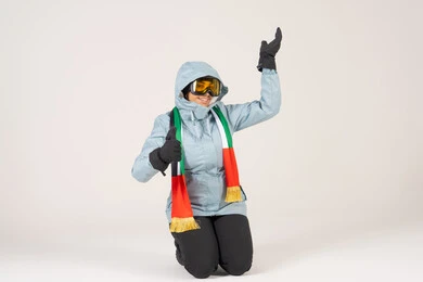 امرأة إماراتية بملابس التزلج مع وشاح علم الإمارات