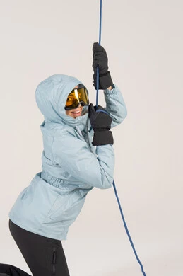 امرأة عربية بملابس التزلج الشتوية تمسك بحبل