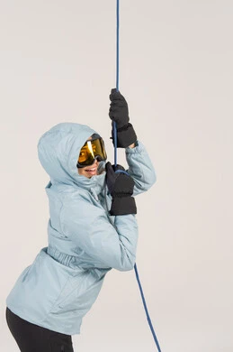 امرأة سعودية تتسلق الحبل بملابس رياضية شتوية