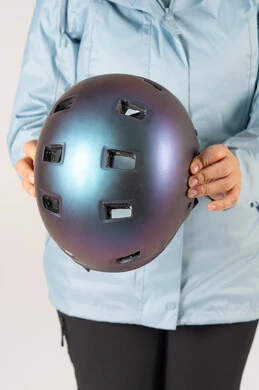 شخص يمسك خوذة أمان ملونة في الاستوديو