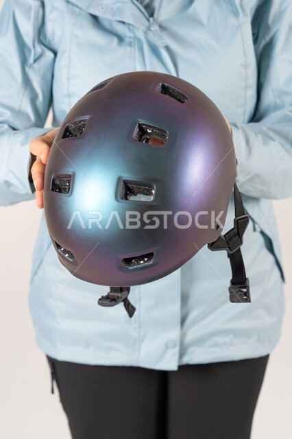 شخص يمسك خوذة دراجة هوائية للحماية