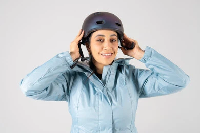 امرأة عربية تضبط خوذة الأمان في الاستوديو