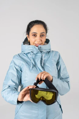 امرأة عربية بملابس التزلج تحمل نظارات شتوية