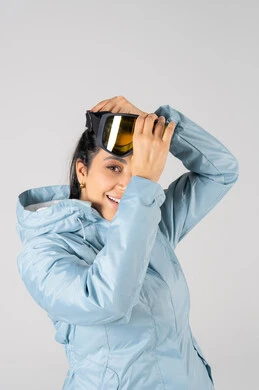 امرأة عربية بسترة شتوية زرقاء ونظارات تزلج