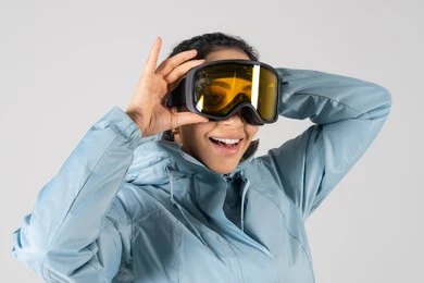 امرأة عربية بملابس الشتاء ونظارات التزلج