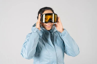 امرأة عربية بسترة شتوية ونظارات تزلج