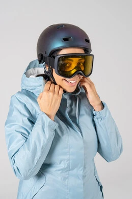 امرأة عربية بملابس التزلج الاحترافية والخوذة