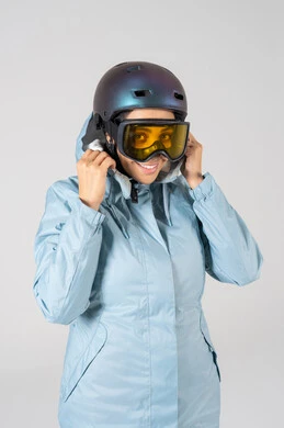 امرأة عربية بملابس التزلج الشتوية والخوذة