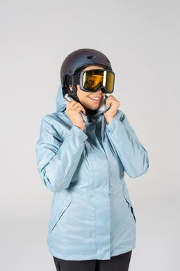 امرأة عربية بملابس التزلج الشتوية والنظارات