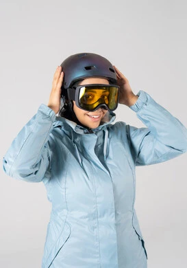 امرأة سعودية بملابس التزلج والخوذة الرياضية