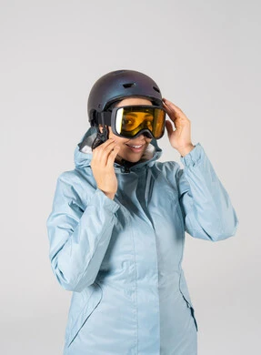 امرأة سعودية بملابس التزلج الشتوية والخوذة