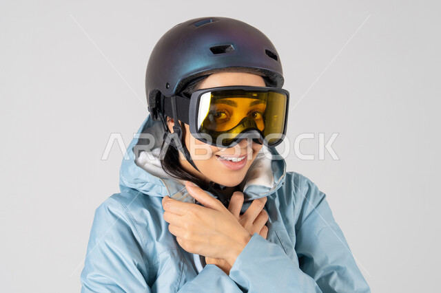 امرأة بخوذة ونظارات تزلج في استوديو