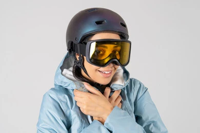 امرأة بخوذة ونظارات تزلج في استوديو