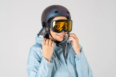 امرأة عربية بملابس التزلج الاحترافية والخوذة