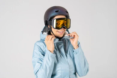 امرأة بملابس التزلج الشتوية مع خوذة ونظارات امرأة بملابس التزلج الشتوية مع خوذة ونظارات