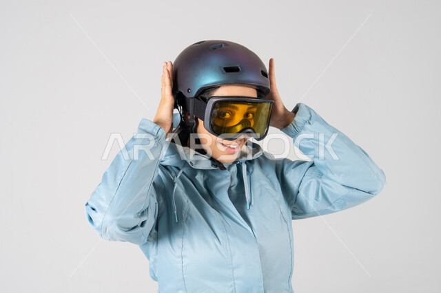 امرأة عربية بملابس التزلج مع الخوذة والنظارات