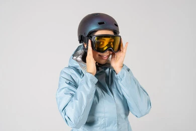 امرأة سعودية بخوذة ونظارات التزلج امرأة سعودية بخوذة ونظارات التزلج