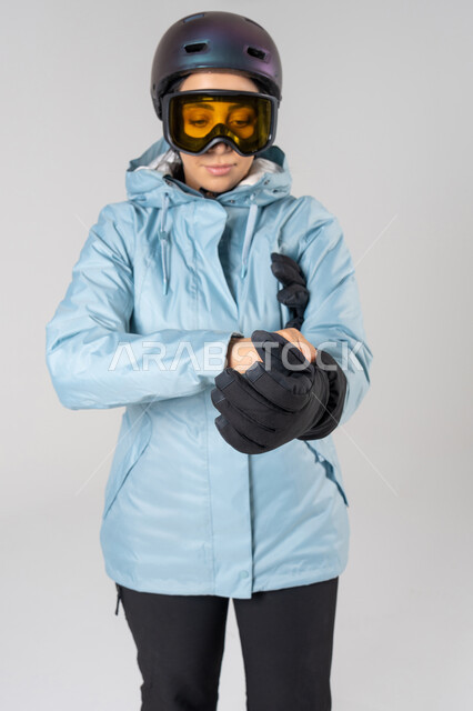 امرأة عربية بملابس التزلج الشتوية ونظارات واقية في الاستوديو