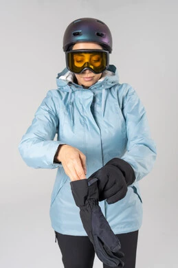 امرأة سعودية بملابس التزلج الشتوية والنظارات الواقية