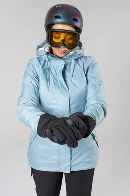 امرأة سعودية بملابس ومعدات التزلج الشتوية الاحترافية