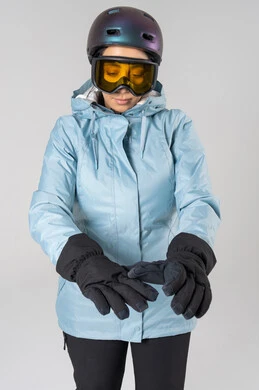 امرأة عربية بملابس التزلج الشتوية الكاملة