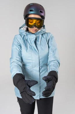 امرأة سعودية بملابس التزلج الشتوية والخوذة