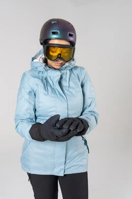 امرأة عربية بملابس التزلج الشتوية في الاستوديو