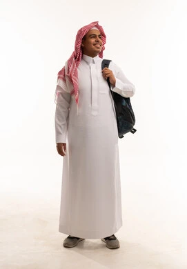 طالب سعودي بالثوب التقليدي يحمل حقيبة ظهر في الاستوديو