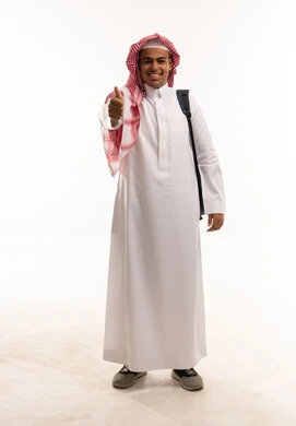 طالب سعودي بالثوب التقليدي مع إيماءة الإبهام