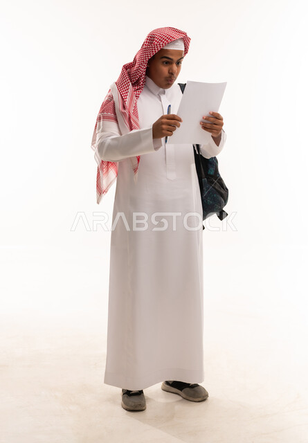 طالب سعودي مندهش من نتائج الامتحانات بخلفية بيضاء