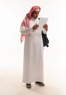 طالب سعودي مندهش من نتائج الامتحانات بخلفية بيضاء