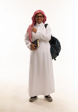 طالب سعودي يشير على خلفية بيضاء