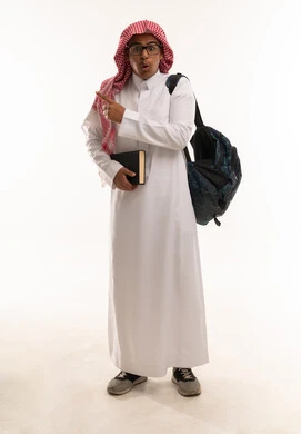 طالب سعودي مندهش مع حقيبة ظهر وكتاب