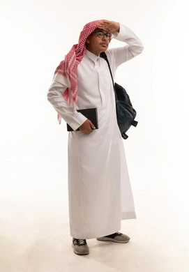 طالب سعودي يحمل حقيبة ظهر على خلفية بيضاء