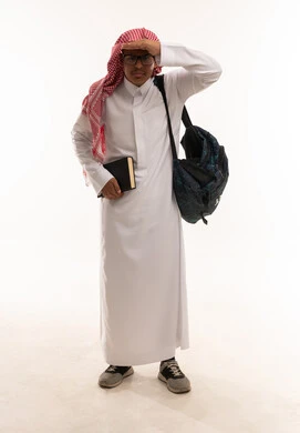 طالب سعودي يرتدي الثوب التقليدي والشماغ ويحمل حقيبة