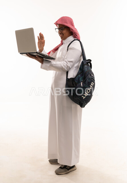 رجل سعودي بالثوب يستخدم المحمول لمكالمة فيديو