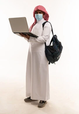 رجل سعودي بجهاز كمبيوتر محمول وكمامة في الاستوديو